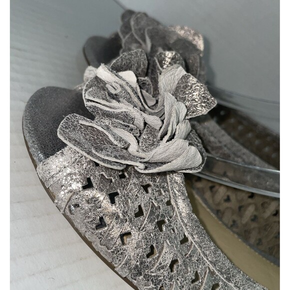 Report Flats Women’s Size 9 Silver Leather Peep Toe Ballet Flower Cutout Shoes - Picture 6 of 14